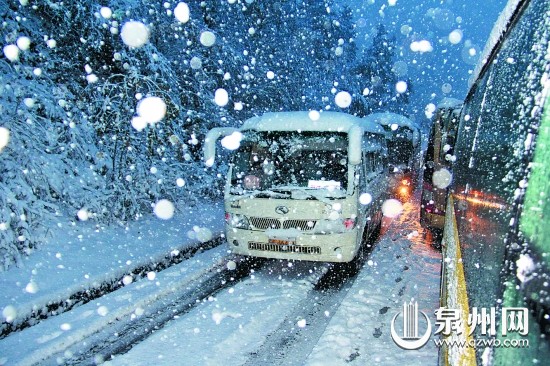 旅游車在暴風(fēng)雪中被困在大山21小時(shí)，整個(gè)過(guò)程導(dǎo)游沒(méi)