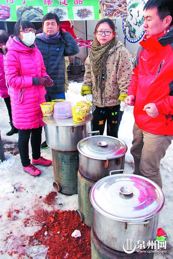 餓了一夜的游客在雪地上等待開(kāi)水泡泡面