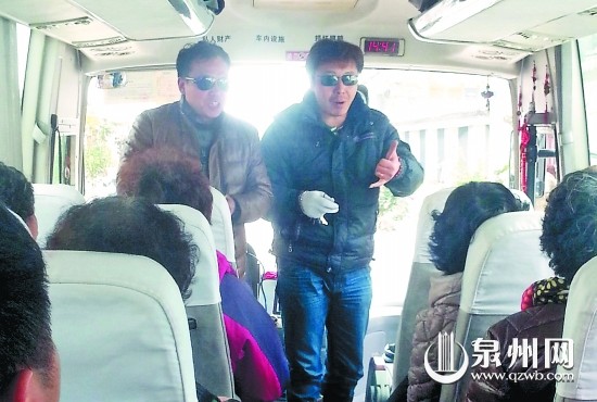 一有景點(diǎn)被略過，戴墨鏡的導(dǎo)游（左）與司機(jī)就要求大