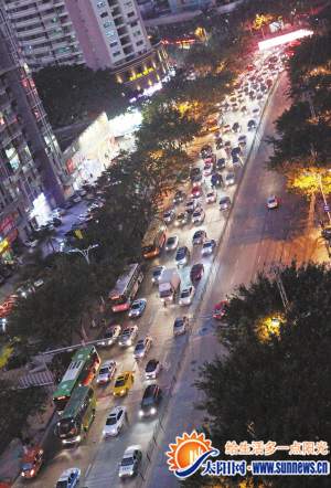 車輛排長隊(duì)