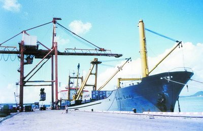 1983年4月5日，廈門—香港集裝箱班輪正式通航