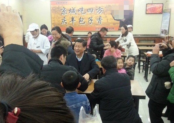 習(xí)近平包子鋪排隊就餐 自己買單端盤子(組圖)3