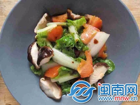 灼包菜胡蘿卜香菇