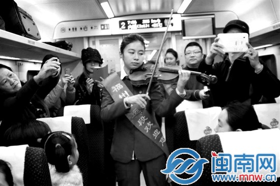 動姐在福州南站首發(fā)深圳北D2311次動車拉小提琴