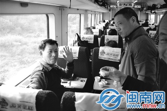 幾名乘客在動(dòng)車上泡茶