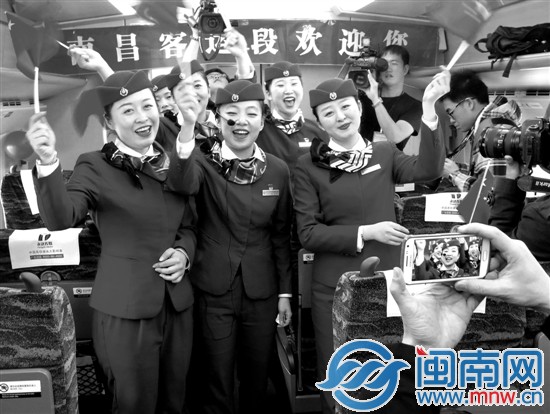 首趟動車上的動姐們