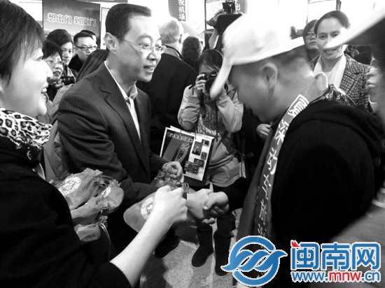 省旅游局副局長(zhǎng)陳奕輝現(xiàn)場(chǎng)派“福袋”