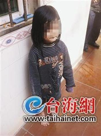 這么冷的天，8歲的小欣（化名）竟光著腳