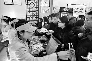 收銀臺(tái)有些招架不住