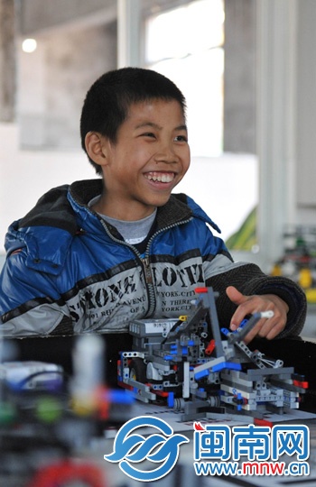 鼓搗起機(jī)器人，小云翔非常開心