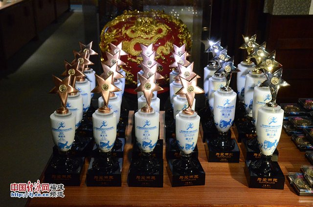 2014廈門國(guó)際馬拉松賽獎(jiǎng)杯獎(jiǎng)牌