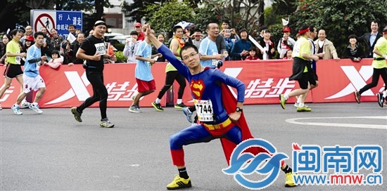 孫小墨參加了十多場(chǎng)馬拉松,每次必穿超人裝
