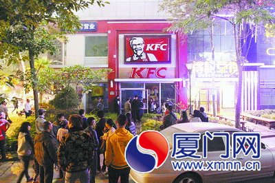 大家都跑到了店外