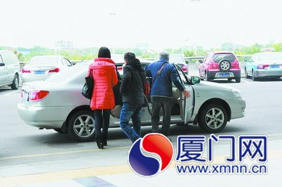 乘客被人拉走，坐上黑車