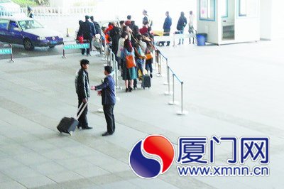 黑衣男子拉客，與正規(guī)出租車爭奪客源