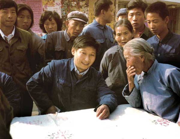 時(shí)任中共正定縣委書(shū)記的習(xí)近平在大街上聽(tīng)取來(lái)訪群眾