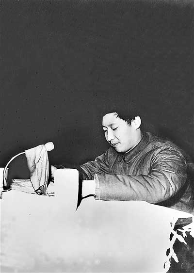 時(shí)任中共正定縣委書(shū)記習(xí)近平在發(fā)展商品生產(chǎn)三級(jí)干部