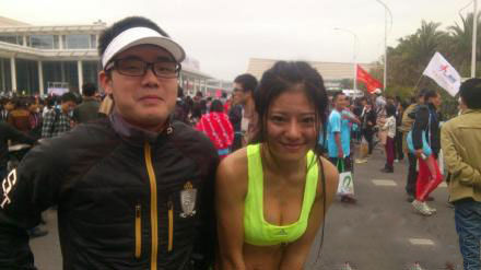 最美馬拉松女孩火了 跑步狂人要跑100個(gè)全程4