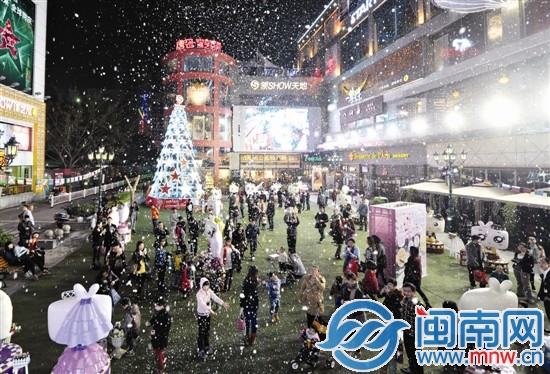 昨晚9點(diǎn)，泉州市區(qū)領(lǐng)秀天地，“人工造雪”吸引很多