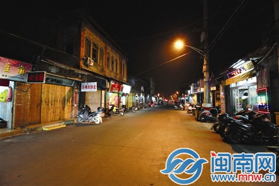 昨晚不到9點(diǎn)，泉州市區(qū)西街，多家店鋪已經(jīng)關(guān)門(mén)，路
