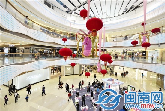 昨晚9點(diǎn)半，泉州市區(qū)萬達(dá)廣場，依舊人來人往