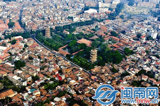 本報去年年底航拍圖片，東西雙塔屹立，紅磚古厝環(huán)繞