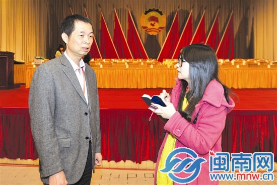 海峽都市報(bào)閩南版主播在會(huì)場(chǎng)內(nèi)采訪政協(xié)委員陳篤恒