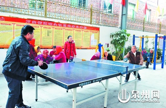 在服務(wù)站內(nèi)活動(dòng)的老人