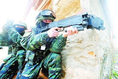 廈門武警特戰(zhàn)隊(duì)員利用拐角射擊槍對隱蔽于街巷的“恐