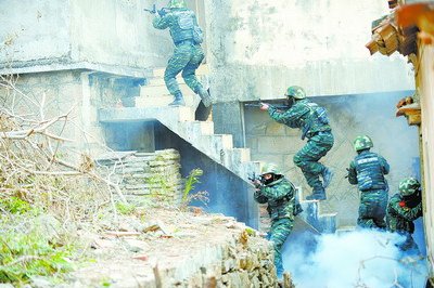武警特戰(zhàn)隊(duì)員對藏匿“恐怖分子”的樓房實(shí)施攻擊