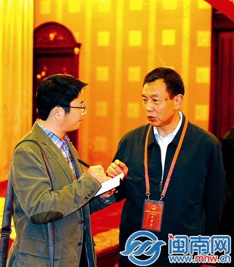 泉州市人大常委會主任陳?；邮鼙揪W(wǎng)記者采訪