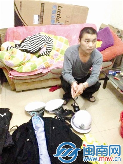 嫌犯從網(wǎng)上買來協(xié)警服、帽子等作案裝備