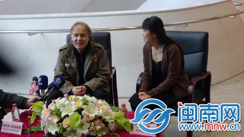 理查德·克萊德曼(左)接受采訪