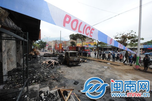 家具城門(mén)口，貨車已被燒毀