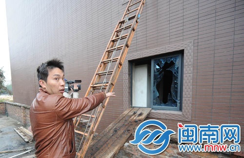 李秋生等人敲碎家具城四樓窗戶玻璃，想進(jìn)火場(chǎng)救人，