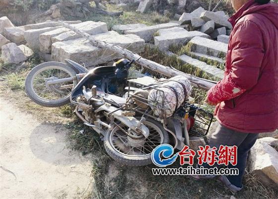 弟弟開挖掘機壓死哥哥