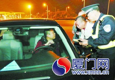 市民評(píng)代表攔下一臺(tái)公務(wù)車檢查