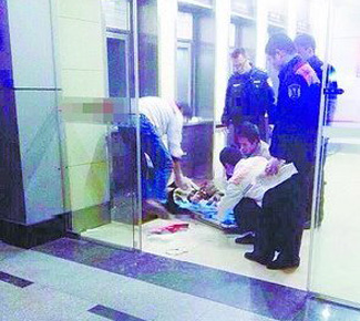 120和警方到場(chǎng)搶救受害人