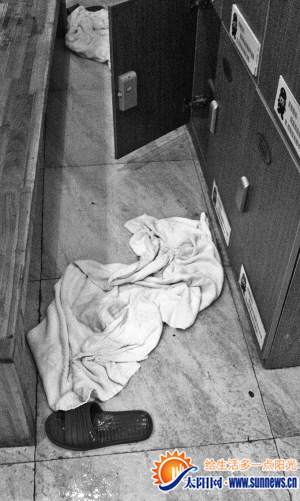 浴巾拖鞋滿地放