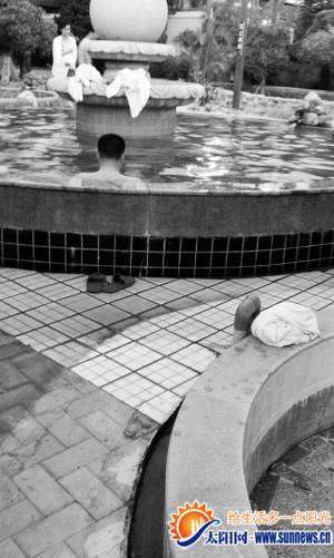 浴巾只能堆放在浴池旁