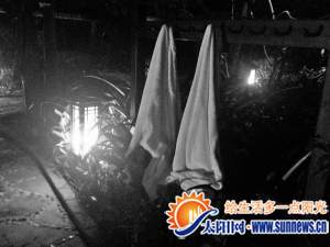 浴巾耷拉在灌木上