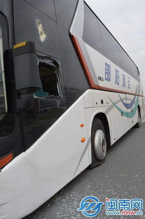 駕駛室車窗被砸碎，輪胎也被戳破