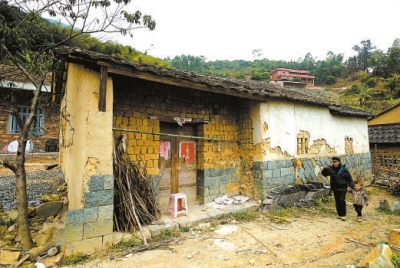 洪其水一家以前住的老房子破舊不堪
