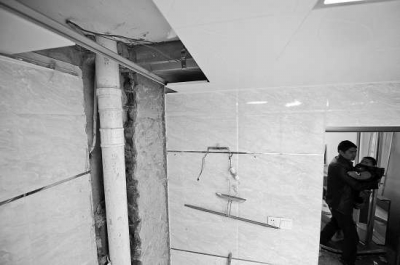 衛(wèi)生間被挖的墻面還沒有恢復(fù)原樣