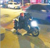 男子偷走路邊石板