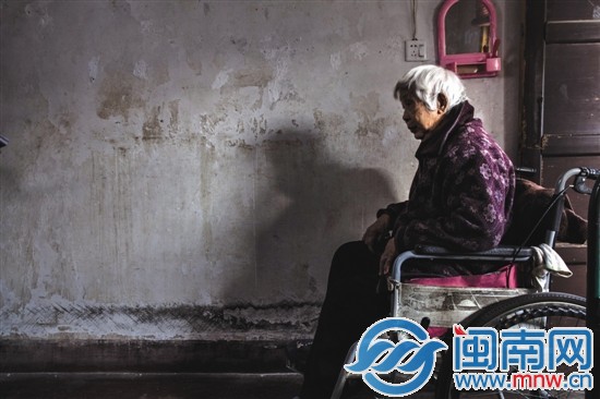 陳磨治坐在輪椅上，常年窩在家中，好希望有人帶她出