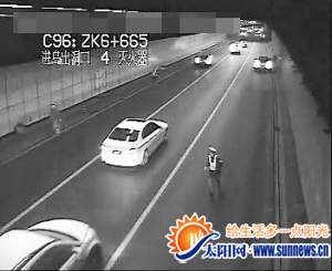 隧道內(nèi)劉某奔跑在前，民警窮追不舍