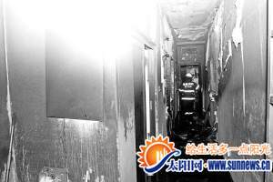 消防人員在火災(zāi)現(xiàn)場進(jìn)行勘查