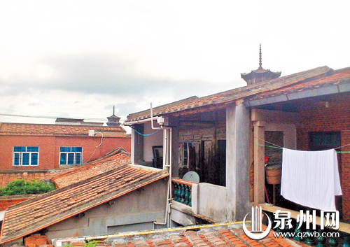 站在青年客棧二樓，可看見東西塔和成片的紅屋頂