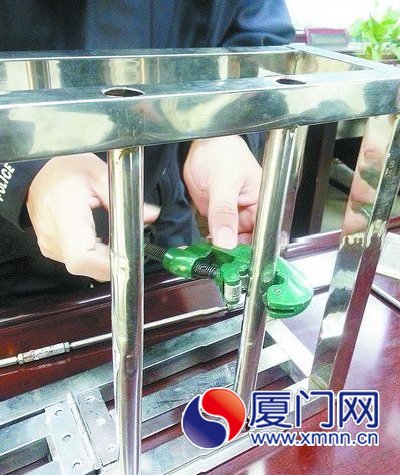 空心的護欄輕松被切斷